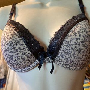 BRA'S PRETTY NICE NEW BRA WHITE AN BLACK WIRE BRA
